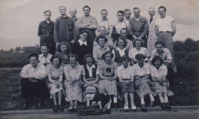 Personeel-en-directie-wasserij-Vecht-en-Dijk
Dammerweg 102
Groepsfoto personeel en directie wasserij Vecht en Dijk.
Achterste rij:1. J. Pouw, 2,W. v. Heusden,3, K. Hageman, 4,Willem Hofstra, 5,Wim Klarenbeek, 6. Jan Franssen, 7.Wim Stuyvers, 8, Herman v.d. Molen 9,Chris Hageman, 10, G.Wesseling.
De twee mannen daarvoor: 11,Jaap Dubbelaar en 12 ,Wim Bornhijm.
Rij daarvoor: 13,Jan Hagen, 14,??15, Marie Scheepmaker, 16,Ger Dubelaar, 17.G.van Rossem ,18. Gien Hageman, 19. Kees Hageman, 
Voorste rij: 20, Jan Pouw, 21,Lies van Benschop, 22, Marie Pouw,
23, R.van Rossem of M.Hofstra, 24 , Catrien Stanneveld, 25, Truus Hageman, 26,Alie Vrijhoef, 27, Leny Pouw

