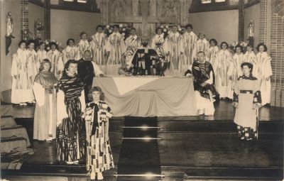Aanbiddingsweek-RK-Kerk
te beginnen met links voor en dan met de klok mee:
1. Elly Werver, 2. Nel Dubelaar, 3. Hageman,4. Venneman, 5. Gerda Stalenhoef, 6. Agnes Galesloot, 7 t/m 13 nb, 14. Riet Wenneker, 15. ??, 16. Voshaart, 17. Riet Bornhijm, 18. Voshaart, 19. Trees Mulders, 20. Ton de Groot, 21. Tilly v. Melsen, 22. Trees de Groot, 23. Dina v.d. Pas.
Trefwoorden: RK Kerk