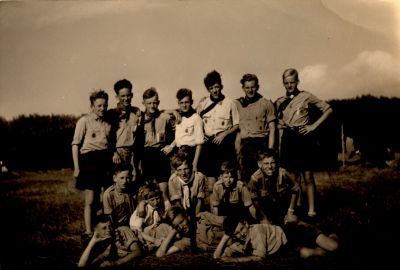 Uitje-van-de-verkenners-naar-Bergen
v.l.n.r.: 
Bovenste rij :Jan Baar, Henk Stalenhoef, Chris Hageman, Bert Stalenhoef, Evert Stalenhoef, Theo Stalenhoef.
Middelste rij :Wim Appelman, Henk Blom, Wim v.d.Molen, Gerard Baar, Siep Hendrikse.
Onderste rij : Jan v. Benschop, Jaap Stalenhoef, George Bornhijm
Trefwoorden: verkenners