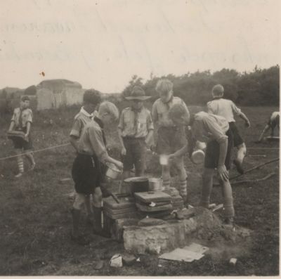 Kamp-verkenners-in-Heilo
Kamp verkenners in Heilo.
Links: G. Bornheim. Voor: H. Blom, Achter J. Wiegmans.
v.l.n.r.: G. Baar, J. Baar (a.p.l.), B. Stalenhoef (p.l.), W. v.d. Molen.
Trefwoorden: verkenners