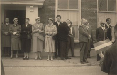 Koninginnedag-bij-het-Gemeentehuis
Koninginnedag bij het Gemeentehuis aan de Voorstraat.
vlnr: J.Galesloot ,??, mevr. Roelofsen, mevr. De Weerd (van de dominee), ?????, Niek Breed, snuitende man met daarachter Rich. Baar ( met sigaret), de burgemeester Harinxma, Toon de Groot en Flip Bouwe
Trefwoorden: Koninginnedag