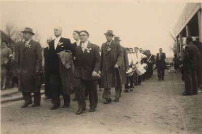 Op-Koninginnedag-lopen-langs-bondscafe-vd-Voorn
Bij hotel cafėrestaurant v.d. Voorn, Dammerweg 3. 
Onder: links Henk v.d. Brink (loodgieter), dan Teunis Bouwer en Toon de Groot. Daarachter vlnr: Hr. Pik (Hilversum), Flip Bouwer (Flipzn), Gerrit Lodeweegs (Overmeerseweg) timmerman.
Vrouw links is de vrouw van Flip Bouwer
Trefwoorden: Koninginnedag