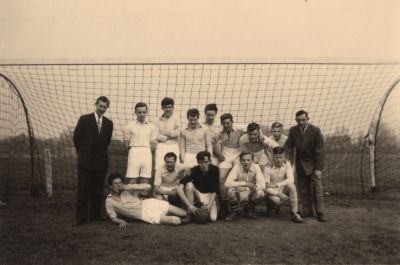 V-B-O-RIESV
1957-1958 V.B.O. o.l.v. Theo Dubelaar
vlnr:Theo Dubelaar, Frans Hageman, ?? Jan van Schaik, Jan Smits, Wim Dubelaar, ??, Ben Schoordijk. Voor: Wim Hendrikse, Rinus vd Pas, Jaap Pouw, Fred Hagema
