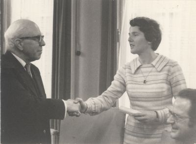 Afscheid-Brgm-Baron-van-Harinxma-Thoe-Slooten
Afscheid Burgemeester Baron van Harinxma Thoe Slooten. 
Hier bedankt hij een van de gemeenteambtenaren Mevr. Wil van Deutekom.╪2014
