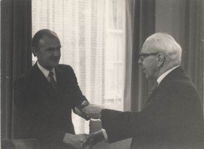 Afscheid-Brgm-Baron-van-Harinxma-thoe-Slooten
Burgemeester Baron van Harinxma thoe Slooten neemt afscheid. Hier neemt hij afscheid van  een van de gemeentewerkers Leo van Melsen. (oud Indië strijder).
Trefwoorden: gemeente