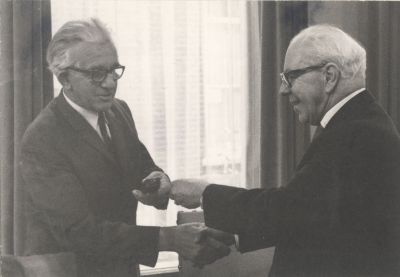 Afscheid-Brgm-Baron-van-Harinxma-thoe-Slooten
Burgemeester Baron van Harinxma thoe Slooten neemt afscheid. 
Hier bedankt hij Gerrit van Benschop, Ezn . Een van de gemeentewerkers. Deze was koster van de RK.Kerk van 1942 tot begin 1960. Op late leeftijd rijbewijs gehaald en 11 keer van de weg geraakt.
