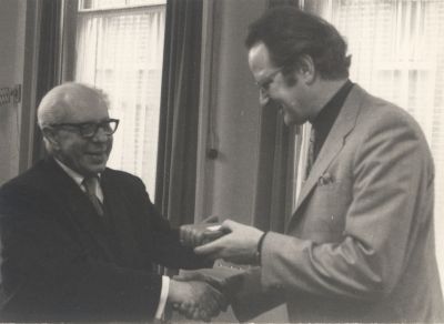 Afscheid-Brgm-Baron-van-Harinxma-thoe-Slooten
Afscheid van Burgemeester Baron van Harinxma thoe Slooten. 
Hier bedankt hij een van de gemeenteambtenaren Secretaris Nic Breed. ╪2014
