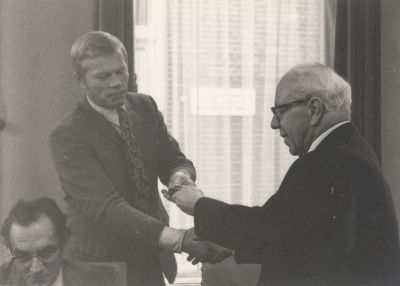 Afscheid-Brgm-Baron-van-Harinxma-thoe-Slooten
Afscheid Burgemeester Baron van Harinxma thoe Slooten. 
Hier neemt hij afscheid van een van de gemeenteambtenaren. Ab Dijk
