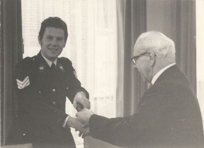 Afscheid-Brgm-Baron-van-Harinxma-thor-Slooten
Afscheid van Burgemeester Baron van Harinxma thor Slooten.
Hier neemt hij afscheid van agent Tibuel.
