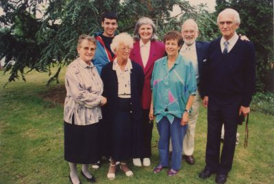In-de-tuin-van-de-voormalige-Gereformeerde-Kerk
Mevr. Van Paasschen, ?, mevr. Snel, ?,?, rabbiju, mevr. Van Paasschen in de tuin van de voormalige Gereformeerde Kerk
