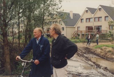 Werkzaamheden-opspuiten-strandje-Blijkpolder
Werkzaamheden opspuiten strandje Blijkpolder,
Oud-Hoofd Publieke Werken en Brandweercommandant Karel Scherpenhuijsen, met stofjas Willem van Leeuwen
Trefwoorden: zandopspuiting