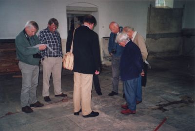 Omkering-interieur-Hervormde-Kerk
Vloeronderzoek door P.Faltay, M.Knijff, Colenbrander, Fortuin en de heer en mevr. Joosse bij de omkering van het interieur van de Hervormde Kerk.
Trefwoorden: Hervormde Kerk