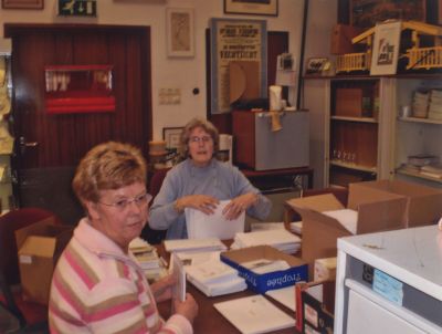 De-Spot-onderkomen-van-de-Historische-Kring
De Spot, onderkomen van de Historische Kring.  
Willy van Deutekom (bestuurslid) en Corry Schoordijk (penningmeester), de maandagmiddag ploeg (eens in de maand).
Trefwoorden: Historische Kring