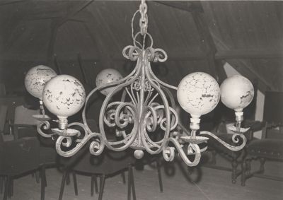 Kroonluchter
Electrische kroonlamp met 6 armen en kapjes alsmede een oorkonde.   Geschonken op 13 augustus 1942 aan het gemeente bestuur van Zwaag als dank voor de vriendelijke ontvangst van de Bergse evacué- s tijdens de meidagen van 1940
Trefwoorden: Gemeentehuis Zwaag