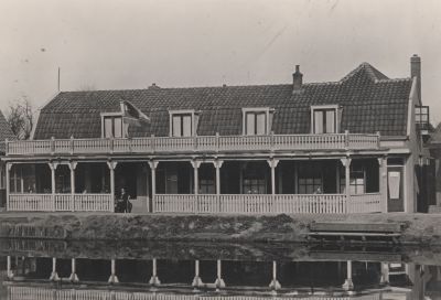 Café Bornhijm
De eigenaars waren de Dames Bornhijm   Mien en Christien .
Op de voorgrond de Reevaart.
Naderhand  werd het een Chinees restaurant.
Trefwoorden: Restaurant