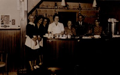 Wapen-van-Nederhorst
Echtpaar Van de Meer met hun medewerkers achter de bar in het cafe restaurant aan
Trefwoorden: Restaurant