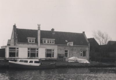 Snackbar-Vonjo
Aan het Jaagpad foto genomen vanaf het water.
Rechts: Snackbar Vonjo voorheen Jani-El Kadi.
In 2008 werd het Café Het Jaagpad.
Links Huis van Fam. Schouten-Cornelissen, daarnaast van Mevr. Cornelissen. 
Helemaal rechts de houten visschuur van Dhr. Dolman. Huis van de Fam. Schouten is nu (2019) vervangen door nieuwbouw.
