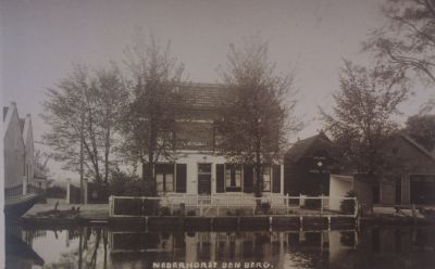 De-Uitvlucht
In gebruik als dokterswoning aan de Reevaart.
