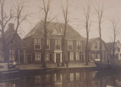 Huis-aan-de-Voorstraat
Het pand in het midden waarvan het rechtergedeelte bewoond werd door G v Huisstede en links boekhandel v Rijswijk-den Dekker en diende tevens als postkantoor tot 1968.
Is verbouwd in appartementen per 1978.
Deze foto geeft een mooi beeld van de oude situatie.
Geheel rechts het huis waar later v.d.Voorn een nieuw pand neerzette,ernaast het pand van kleermaker Willemse nu Rabobank.
