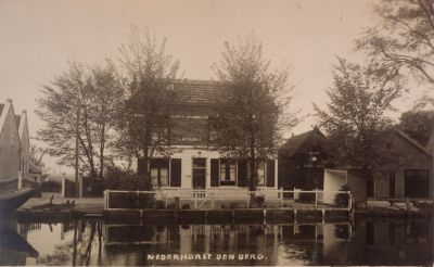 Huize-De-Uitvlucht
ng: 
Huize “De Uitvlucht” was destijds de woning van dokter Van Dongen.
Rechts is het Magazijn van  “Het Witte Kruis”.
Het “Witte Kruis” magazijn is  in de  jaren 1950 e.v. afgebroken en op die plaats werd het “Witte Kruisgebouw” gebouwd,
later Groene Kruis-gebouw genoemd.
Boven was een woning voor de wijkverpleegster. 
Links op de foto de boerderij van de fam Th.Groenendaal, in 2006 is daar de Slaaphoeve gevestigd.
