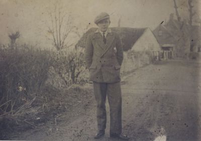 Huis-Fam-De-Jong
Het witte huisje op de foto is van de familie de Jong.
Het huis daarachter wordt thans  2006  bewoond door de familie Joosse-van Damme.
Man op de foto niet bekend.
