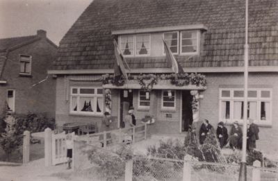 Versierde-woning-voor-Bruidsdagen
Rechts het woonhuis van de familie de Liefde.
Links het huis van de familie A Hageman.
C Hageman was in de bruidsdagen, vandaar de versierde woning
