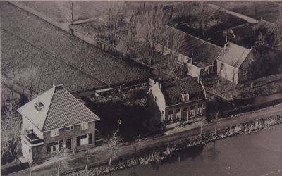 Doktershuis
Gebouwd i o v Dokter Roelofs links op de foto.
Aan de Reevaart.
Rechts op de foto huisje Nieuwendijk.

