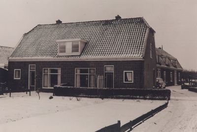 Tuindorp
Links: het huis van Gijs Overes en Corrie Leurs
Rechts: Het huis van Cor v.d.Linden en Truus Overes.
