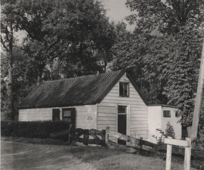 Oorspronkelijke-directiekeet
Als direktie keet gebouwd t b v de bouw van de R K Kerk in 1890.
Later bewoond door de familie D Meijer- Stalenhoef.
Is afgebroken en op deze plaats is een huis gebouwd door Jan Schoordijk.
Op deze foto is het huis al onbewoonbaar verklaard.
Ankeveenspad 2.
