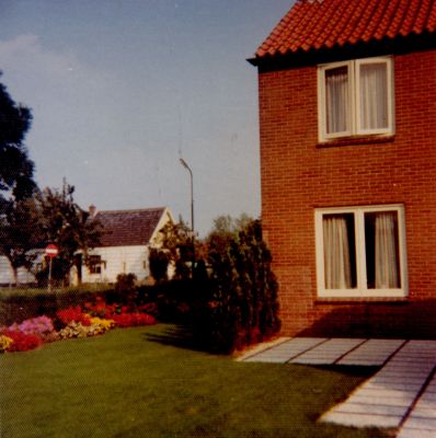 Hoekhuis
Wethouder Bloklaan hoek Acaccialaan, toen nog met uitzicht op het huis van de familie Mijwaard.
De tuin werd altijd goed onderhouden
Trefwoorden: Overmeer-Zuid