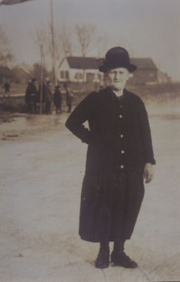 Mevr-van-Huisstede
Mevr Van Huisstede-De Koning.
Op IJsbaan in de Blijkpolder. 
Achtergrond huisje van Van Assem.
