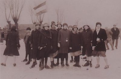 IJsbaan-Blijkpolder
Ysbaan Blijkpolder-  2e van rechts mevr Dolman-Snel   2e van links Fijtje Snel   3e van links Bet van Huisstede  Rechtsachter Jac Snel
Trefwoorden: IJspret