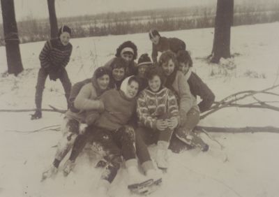 IJspret-van-de-Meisjes
v l n r Gerda Stalenhoef Willy van Huisstede Joke van Benschop Elly v d Kroon Mary Wiegmans Agnes Stalenhoef Corry Stalenhoef Ria van Benschop achter
Trefwoorden: IJspret