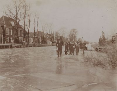 Schaatsen-op-de-Reevaart
Schaatsen op de Reevaart-  Links de Voorstraat
Trefwoorden: IJspret