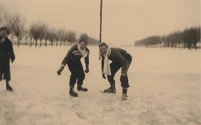 IJsbaan-aan-de-Meerlaan
Ijsbaan aan de Meerlaan  Links Truus Veenman-Dubelaar rechts Jan Vrijhoef
Trefwoorden: IJspret