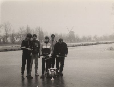Beker-van-de-Dorpenwedstrijd
Kampioenen met beker dorpenwedstrijd die gehouden was te Ankeveen v l n r Erik Visser Walter Koppen Erik Hageman en Jan Koppen Rechts Piet de Jong Zie 100 jaar ijsclub om het vriespunt pagina 92
