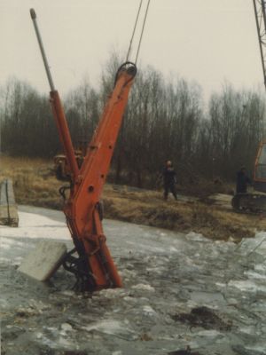 Aanleg-400-meter-schaatsbaan
Aanleg 400 meter schaatsbaan Februari 1986.
Blijkpolder.
De Atlaskraan van Zwagerman houdt het niet.
