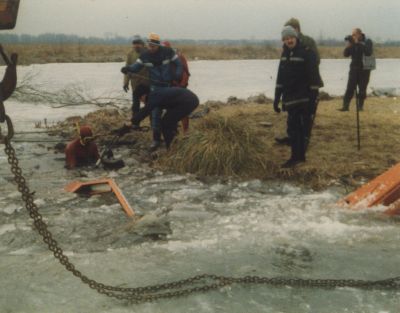 Graafmachine-door-ijs-gezakt
Een graafmachine is door het ijs gezakt bij de ijsbaan van de ijsclub Nederhorst den Berg.
Zie ook : om het vriespunt  p. 62/63
