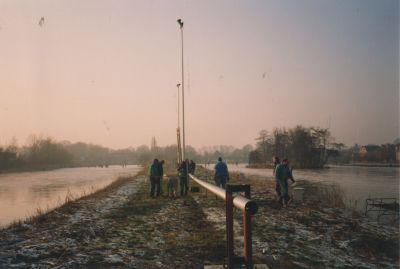 Voorbereiding-en-klaarmaken-ijsbaan
IJsbaan, gelegen achter de Overmeerseweg.
Vrijwilligers van de IJsclub bezig met het plaatsen de lichtmasten langs de baan.

