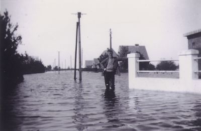 Hoek-Middenweg-Machineweg-staat-Klaas-Dekker
In de onder water gezette Horstermeer op de Hoek Middenweg Machineweg staat Klaas Dekker. Op de achtergrond de Openbare School.
