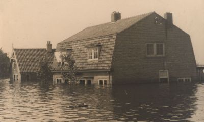 Huis-Fam-Meyer
Middenweg 135-137-139. In de oorlog onder water gezet.
Rechts het huis van de fam. Meyer.
Huis links was van de fam.Haarsma, dit is afgebroken in 2005. 
Op die plek zijn 2 nieuwe huizen gebouwd.
