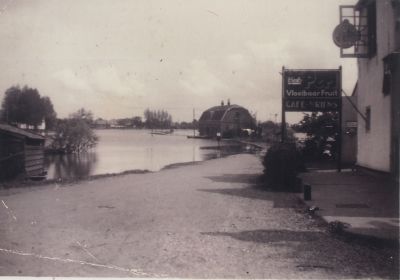 Ondergelopen-land-aan-de-Middenweg
Ondergelopen landgrond in Horstermeer.
Rechts café Vriens van uitbater Schaper.
Later de Herberg.  
Op de achtergrond het “Polderhuis”.
Het wasgoed ligt te drogen op de haag.

