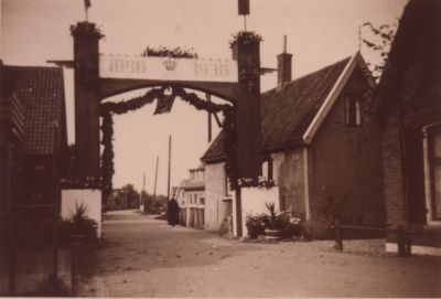Viering-40-jarig-jubileum-Koningin-Wilhelmina
Versierde boog ,1898-1938. 
Koningin Wilhelmina 40 jaar jubileum Overmeer, Hoek Vreelandseweg.
Trefwoorden: Koningin Wilhelmina, Vreelandseweg