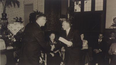 Jubileum-dokter-Roelofse
Twaalf en half-jarig jubileum van dokter L Roelofsen. De heer C Verweij overhandigt een geschenk

