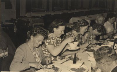 Jubileumreceptie-wasserij-Snel
Receptie van Wasserij Jan Snel in hotel Nederhorst van Thomas van de Meer aan de Dammerweg.
Rechts J.Snel jr.
