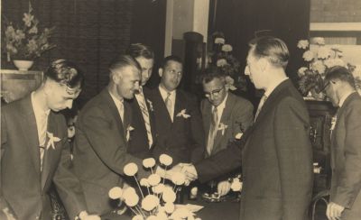 25-jarig-bestaan-Overmeer
Bij Café Bornheim op de Overmeerseweg vlak bij de brug het 25-jarig jubileum (1958) van voetbalvereniging V.B.O.
(Volharding Brengt Overwinning).
V.l.n.r.
1. Herman Bornheim, 2. Leo van Melsen, 3. Theo Dubbelaar , 4. Jan Pouw (Hzn) , 5. Gerrit van Benschop (Koster)
6 en 7 zijn genodigden.
