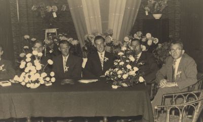 Bestuur-V-B-O-in-1958
Bestuur V.B.O. tijdens het 25 jarig jubileum in 1958 in Café Bornheim . (Nu Chinees restaurant)
V.l.n.r.
Herman Bornheim, Leo van Melsen, Theo Dubelaar, Jan Pouw (Hzn) , Gerrit van Benschop.
