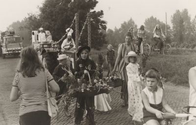 25-jarig-regeringsjubileum-Koningin-Juliana
Optocht ter ere van het 25 jarig regeringsjubileum van Koningin Juliana.
Minnie Verkaik-Molenoed met kinderen.
