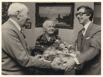 Bruidspaar-van-Benten-van-de-Mark
13 januari 1980.
Het bruidspaar van Benten- v.d. Mark wordt gefeliciteerd met hun 65 jarig huwelijksjubileum door burgemeester C. de Groot.
