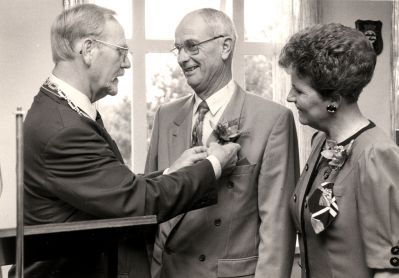 Koninklijke-onderscheiding
Burgemeester J Goudberg speldt de heer Arie Kostelijk de koninklijke onderscheiding op voor 40 jaar overheidsdienst. Locatie Gemeentehuis Voorstraat.
Werkzaam geweest bij de NERA.
Datum foto 1 september 1993
